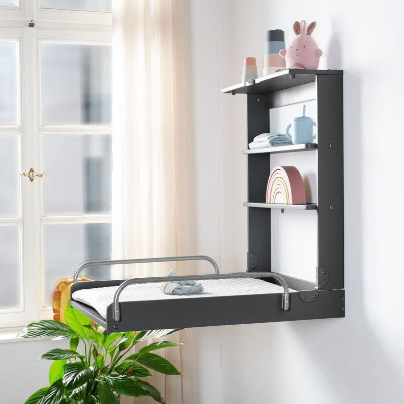 Wandmontierter Wickeltisch mit anthrazitgrauer Matratze
